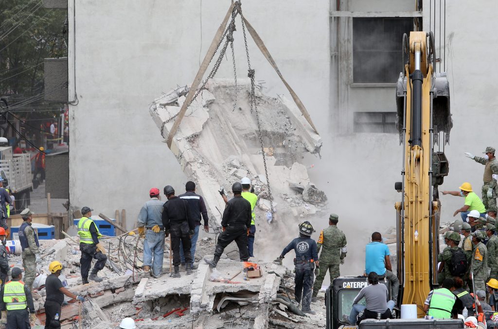 Labores de rescate y remoción de escombros en Viaducto y Torreón