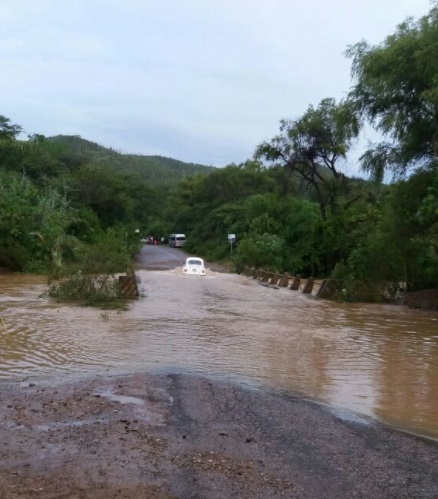 Se desborda el río Mixteco en Oaxaca; vehículos quedan varados