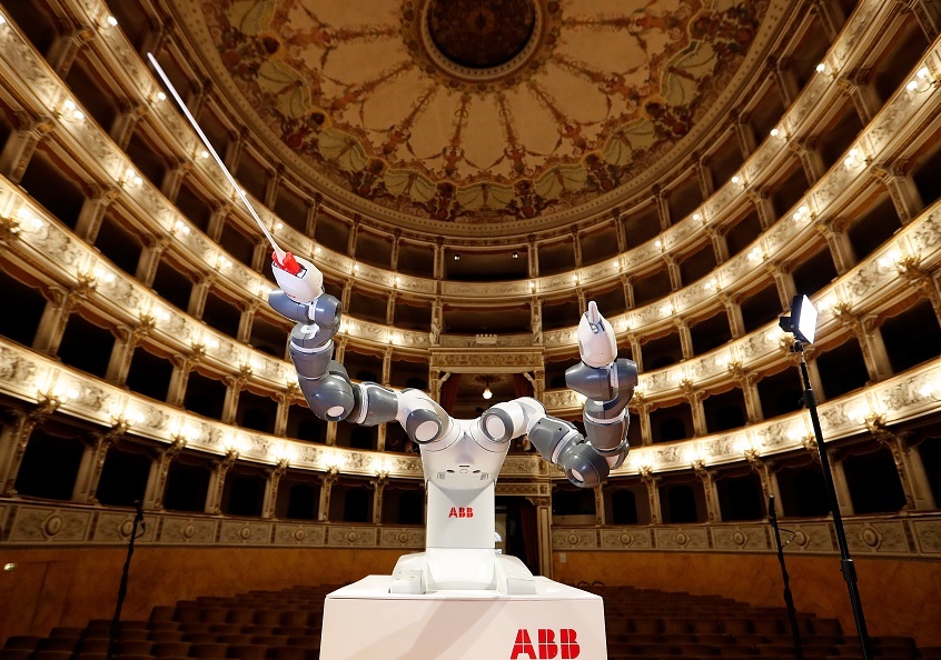 Robot humanoide dirige orquestra italiana junto al tenor Andrea Bocelli