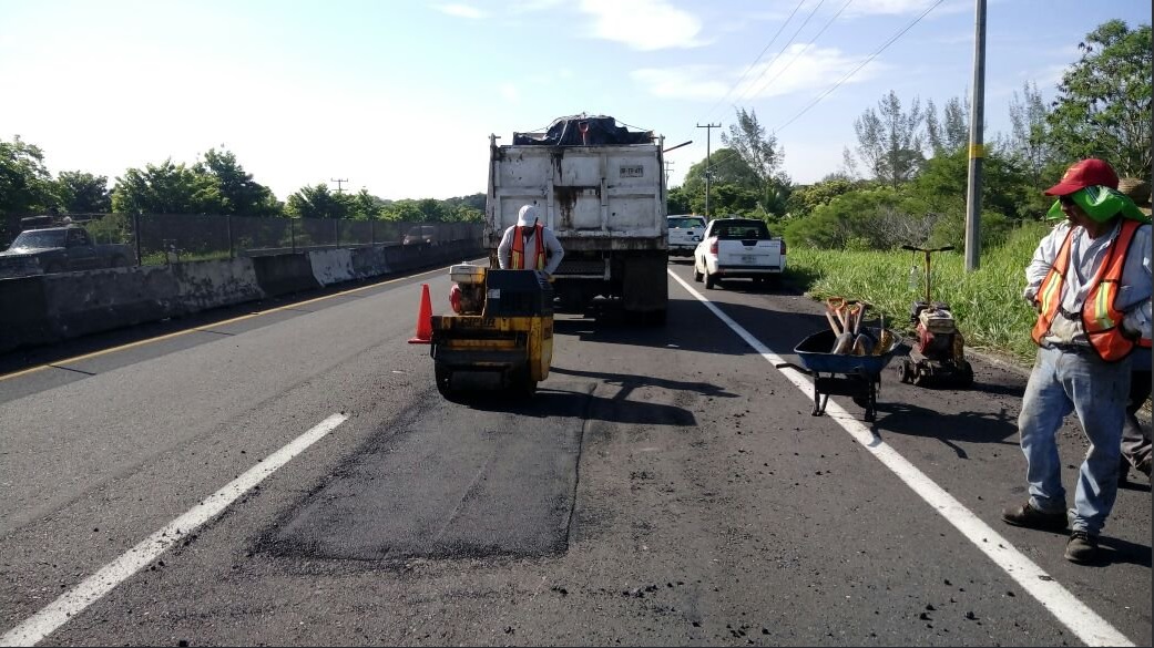 SCT repara carretera federal en veracruz
