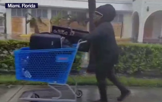 Mujer se enfrenta cara a cara con el huracán ‘Irma’ en Florida