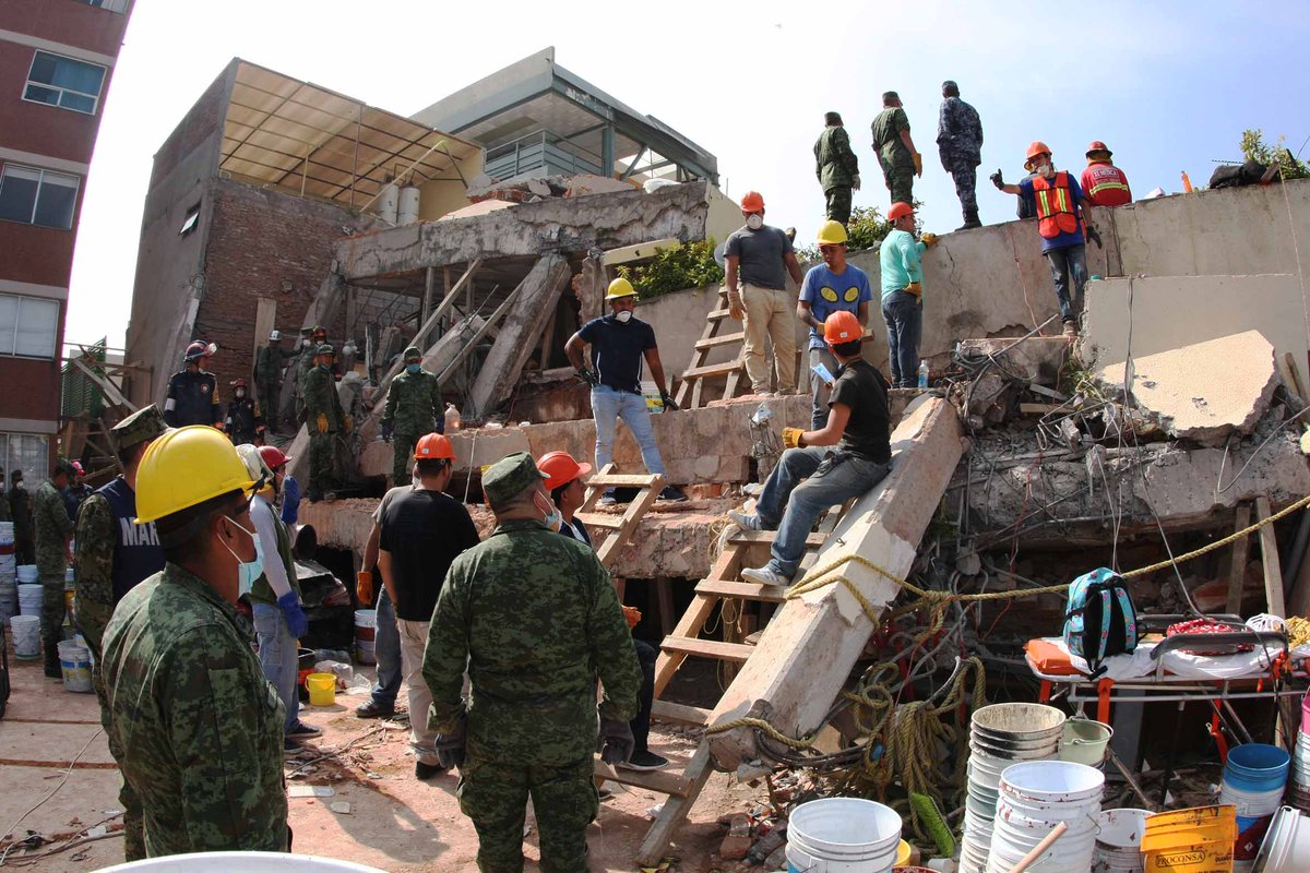 Cientos voluntarios ayudan afectados Colegio Rébsamen sismo