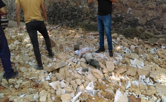 Cadáver yace entre los escombros de un edificio colapsado