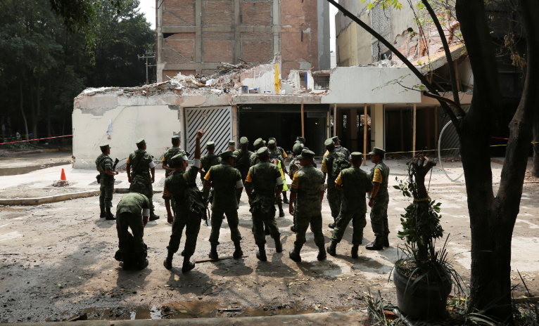 Soldados frente a un edificio colapsado en la CDMX tras sismo