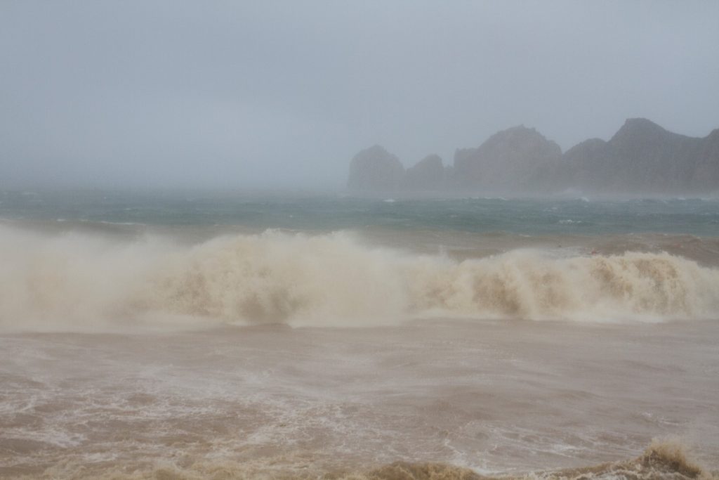 Tormenta tropical 'Lidia' azota Los Cabos