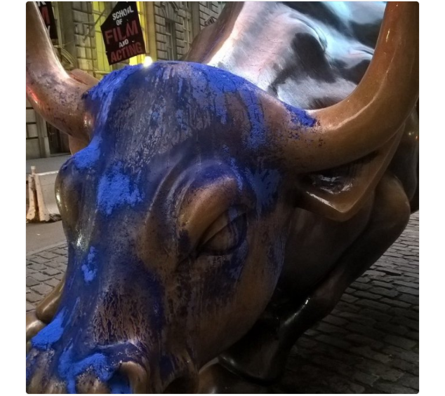El famoso toro de Wall Street fue atacado con pintura azul