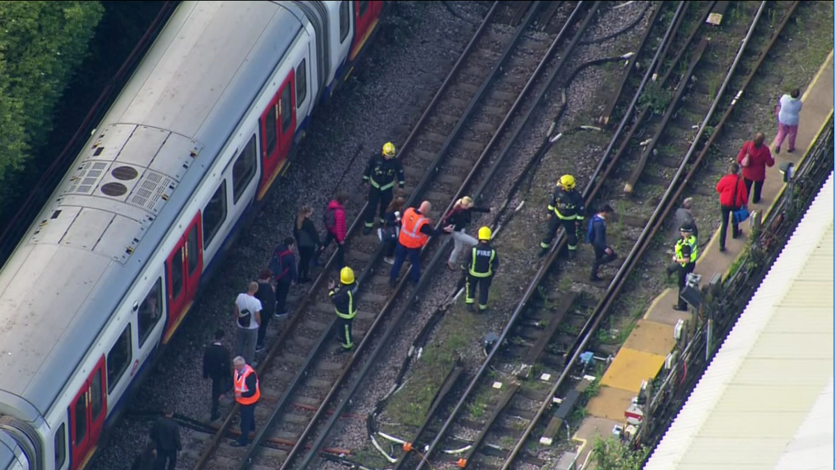 Trabajadores de emergencia evacuan tren cerca de la estación Parsons Green
