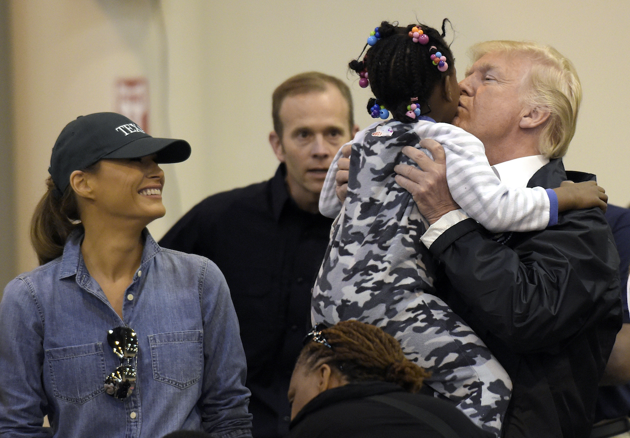Donald Trump, Mike Pence, huracán Harvey, abrazo