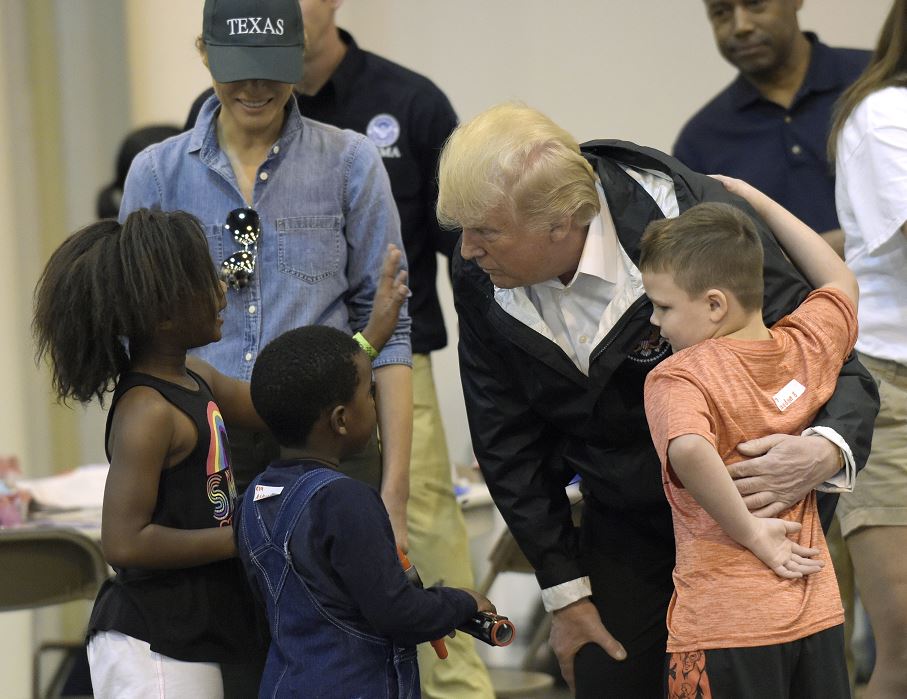 Trump viaja a Houston y reconoce a autoridades por respuesta ante 'Harvey'
