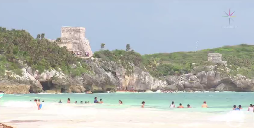 Turistas nadan en el Parque Nacional Tulum de Quintana Roo 