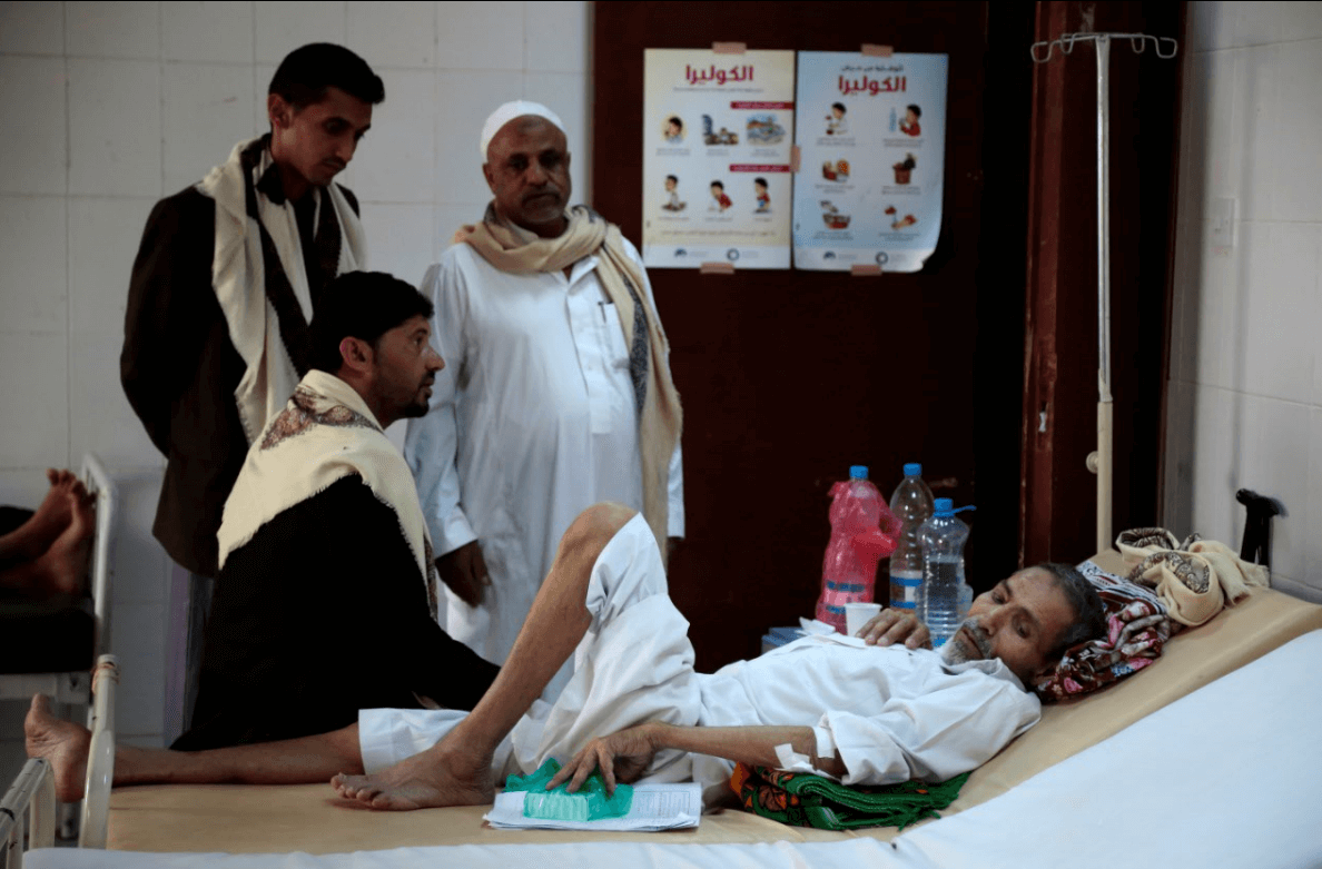 Un paciente enfermo de cólera recibe atención médica en Yemen