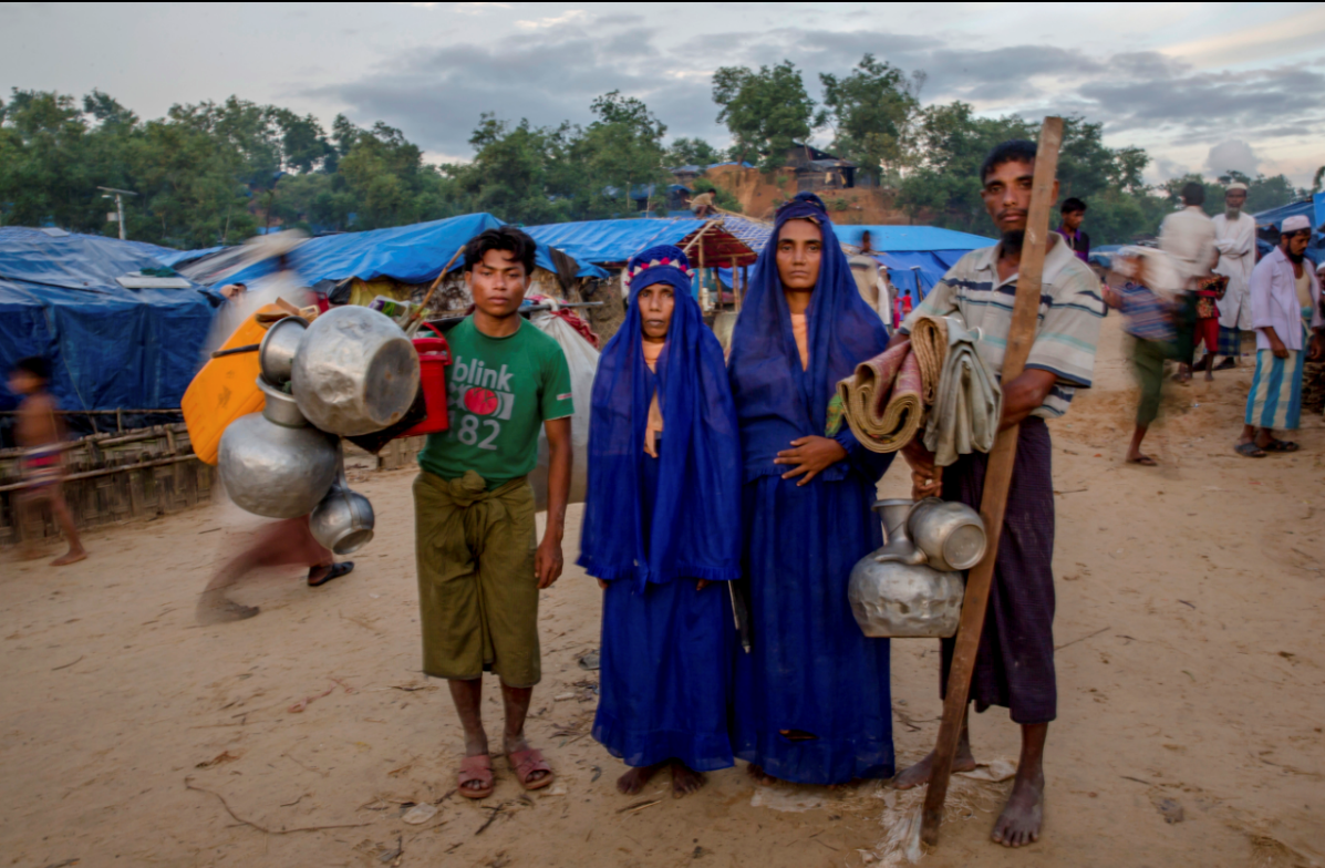 Una familia rohinyá llega a Bangladesh en busca de refugio