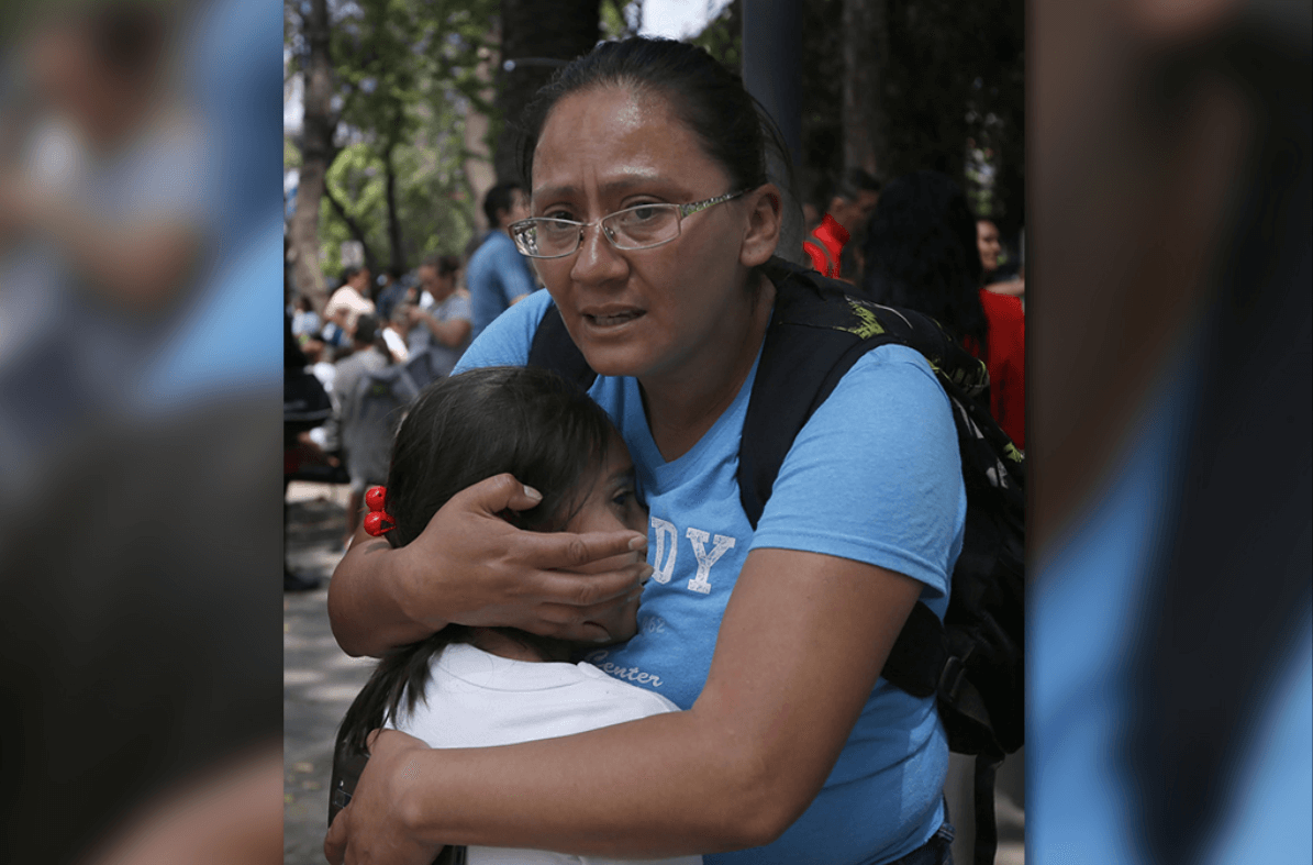 Una mujer abraza a una niña luego del terremoto del 19 de septiembre