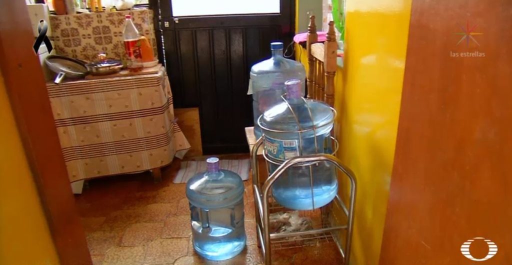 Ante escasez de agua, habitantes de Iztapalapa se bañan con agua de garrafón