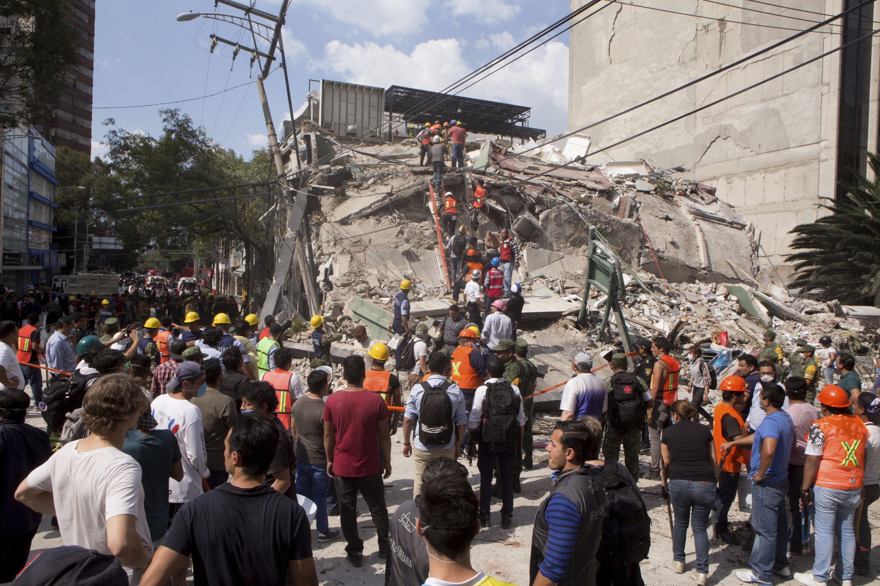 Van 94 muertos en edificios colapsados en la Ciudad de México