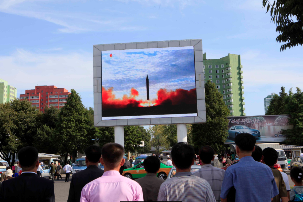 Varias personas observan el lanzamiento de un misil Corea Norte