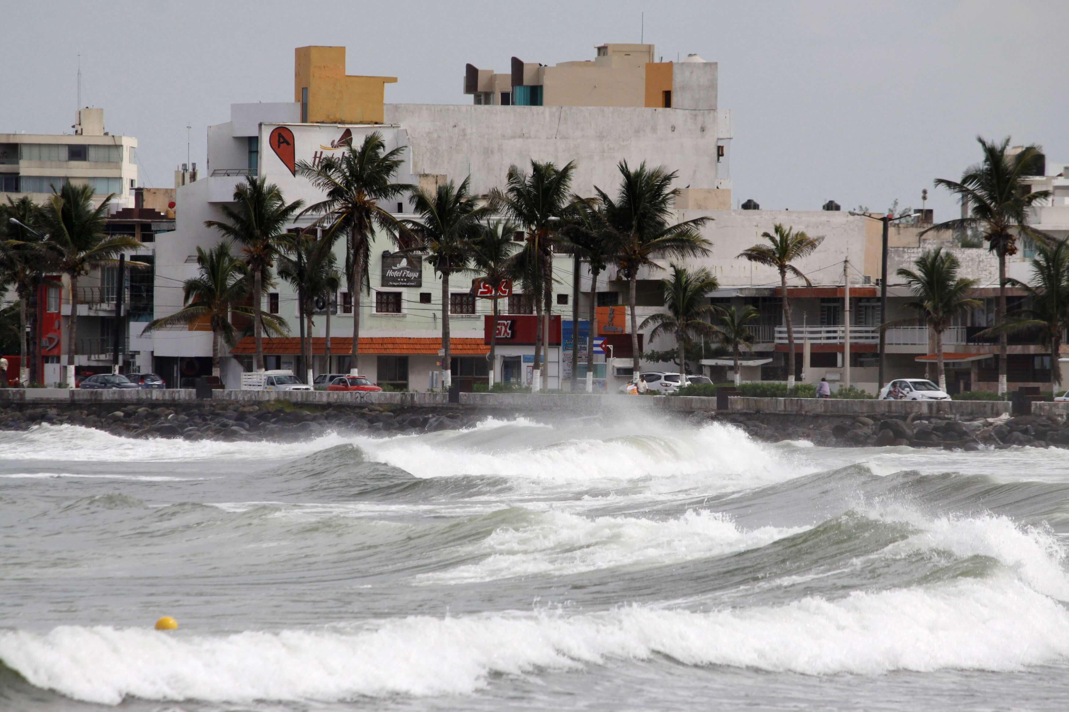 Veracruz recibió el embate de dos huracanes y un sismo