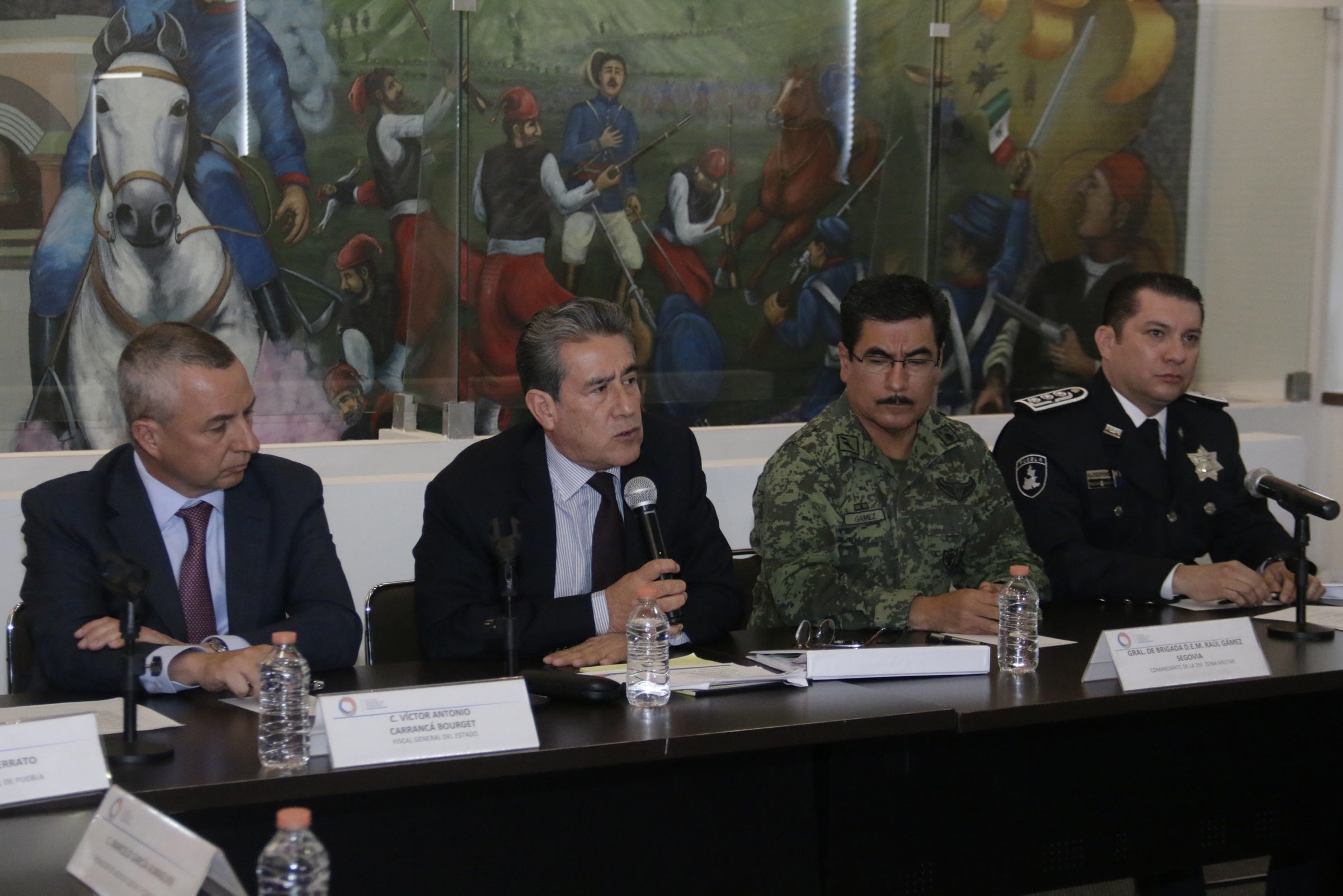 Víctor Carrancá y Diódoro Carrasco en conferencia de prensa