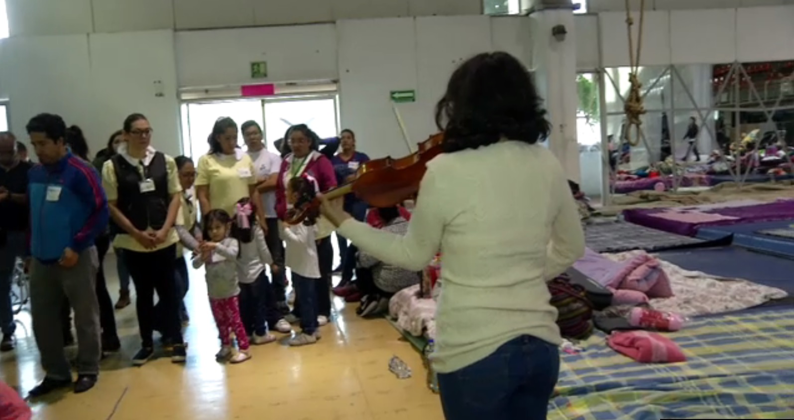 violinista tioca musica en albergue de la benito juarez