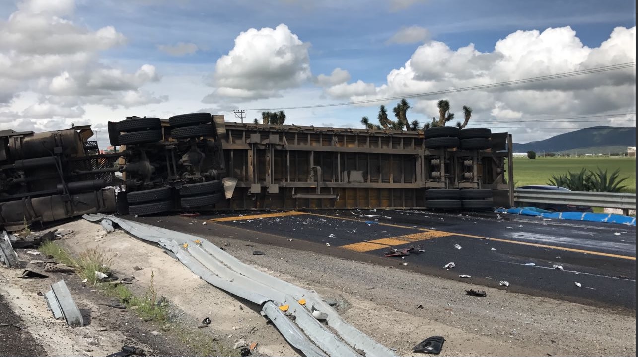 volcadura de tráiler provoca cierre carretera México-Pachuca