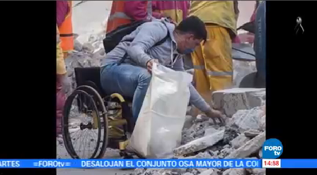 Voluntario Silla Ruedas Ayuda Remoción Escombros Cdmx