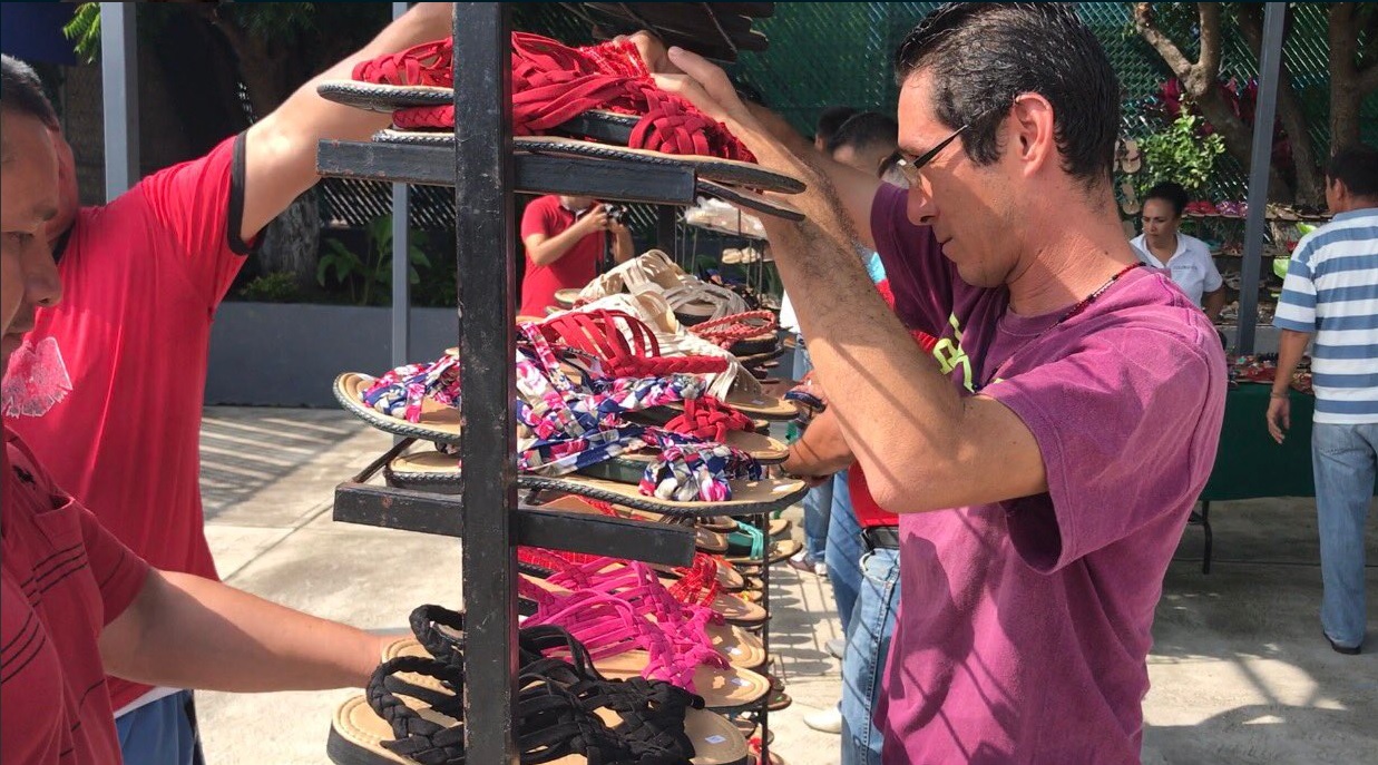 Reos de Colima fabrican 500 pares de zapatos para damnificados por sismo