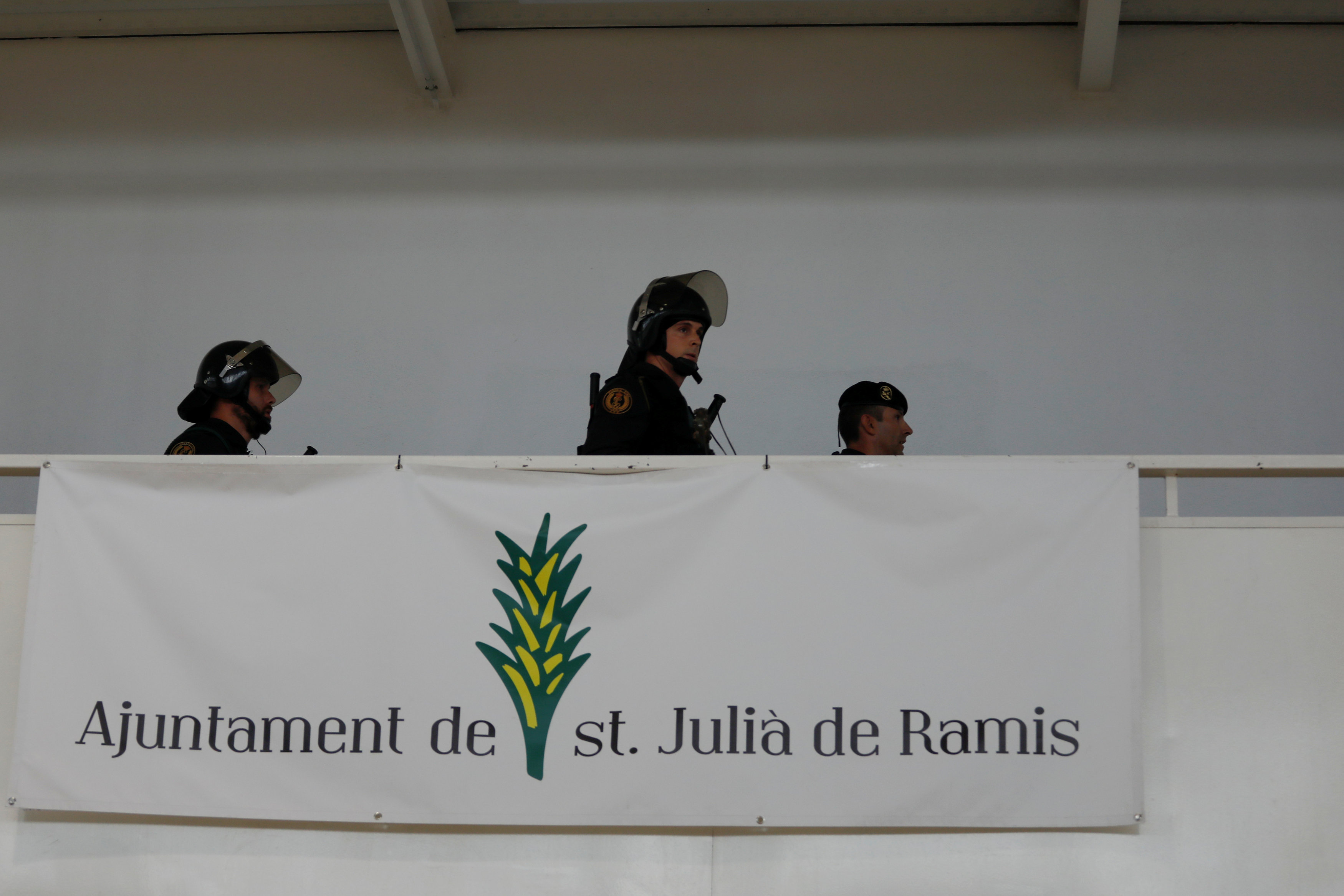 policia incauta urnas colegio electoral españa