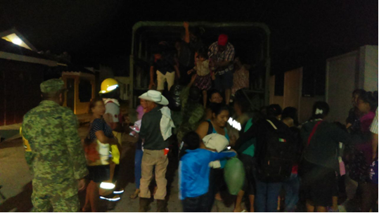 Desalojan habitantes de Tabasco por fuga de gas en ductor de Pemex