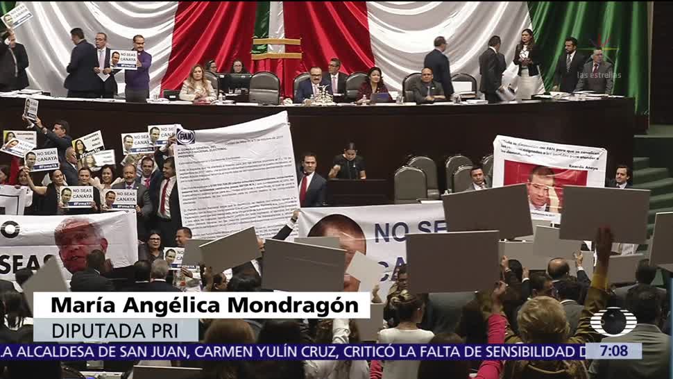 PRI extiende mantas en Cámara de Diputados para apoyar a damnificados