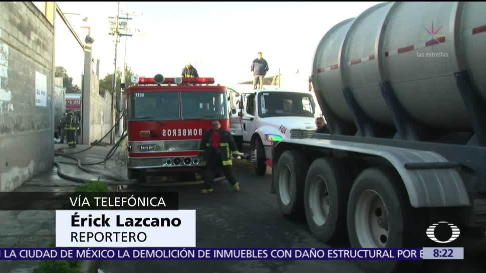 Bomberos de Ecatepec controlan incendio en fábrica de muebles