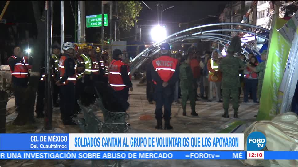 Soldados cantan a rescatistas en Álvaro Obregón 286