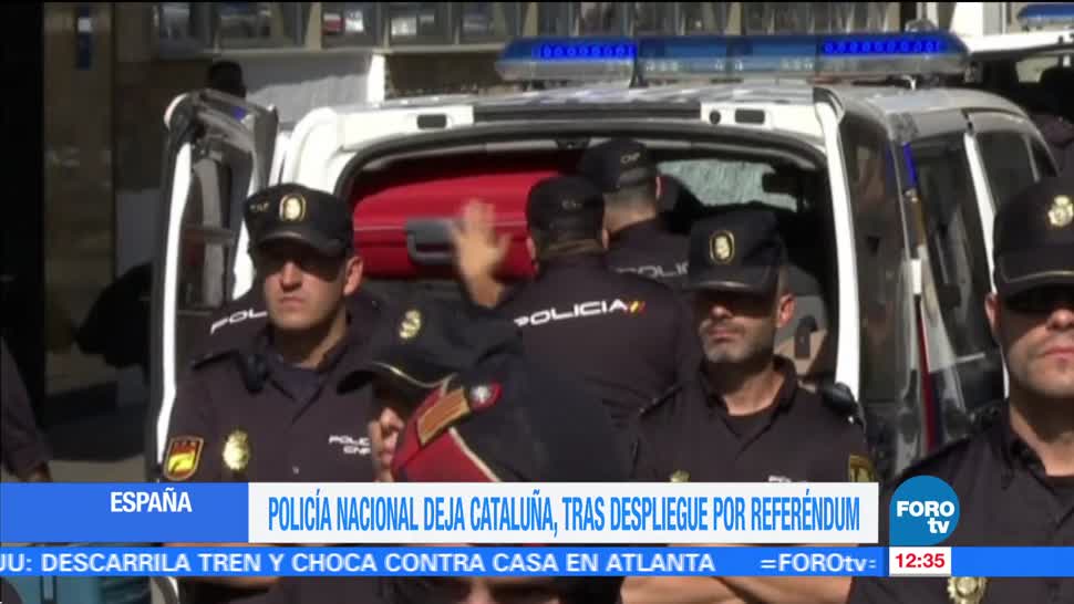 Agentes de la Policía Nacional española abandonan su hotel en Reus