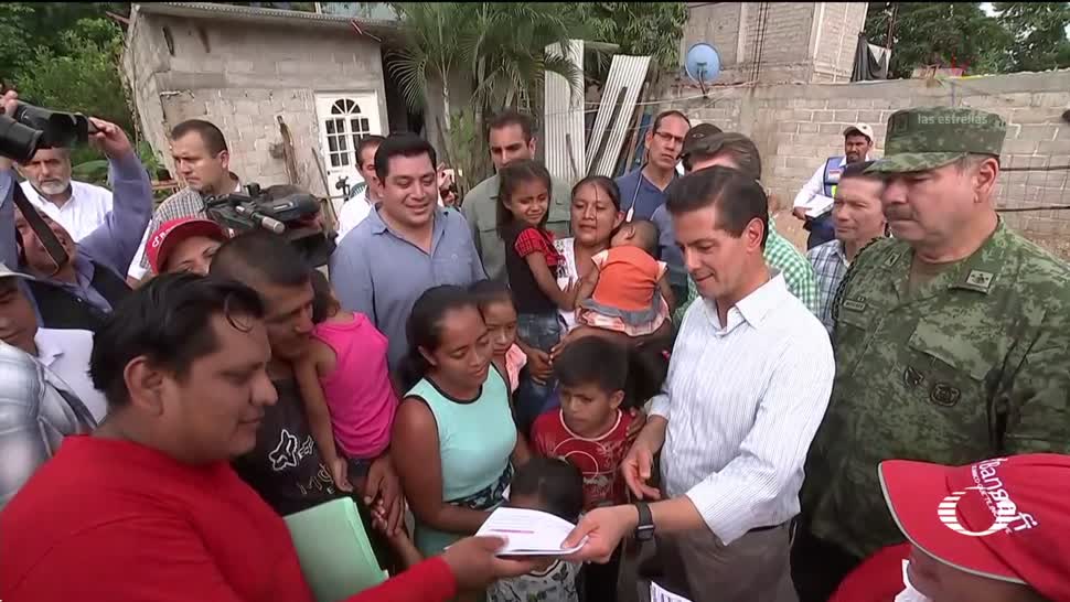 Peña entrega tarjetas para familias damnificadas en Chiapas