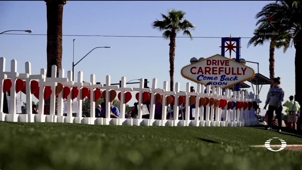 Colocan cruces en memoria de víctimas del tiroteo en Las Vegas
