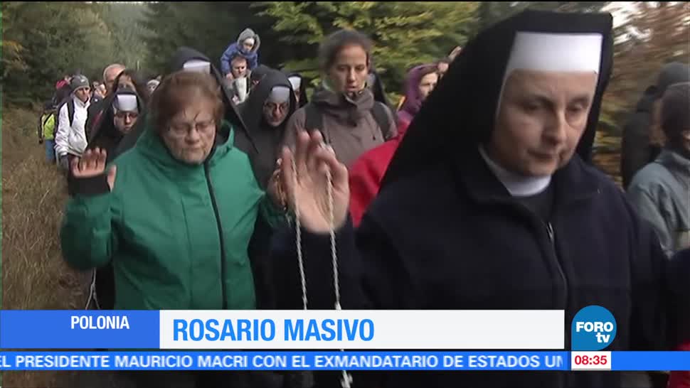 Miles de personas asisten a rosario masivo en Polonia