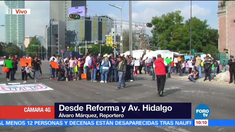 Padres de familia bloquean Reforma y avenida Hidalgo
