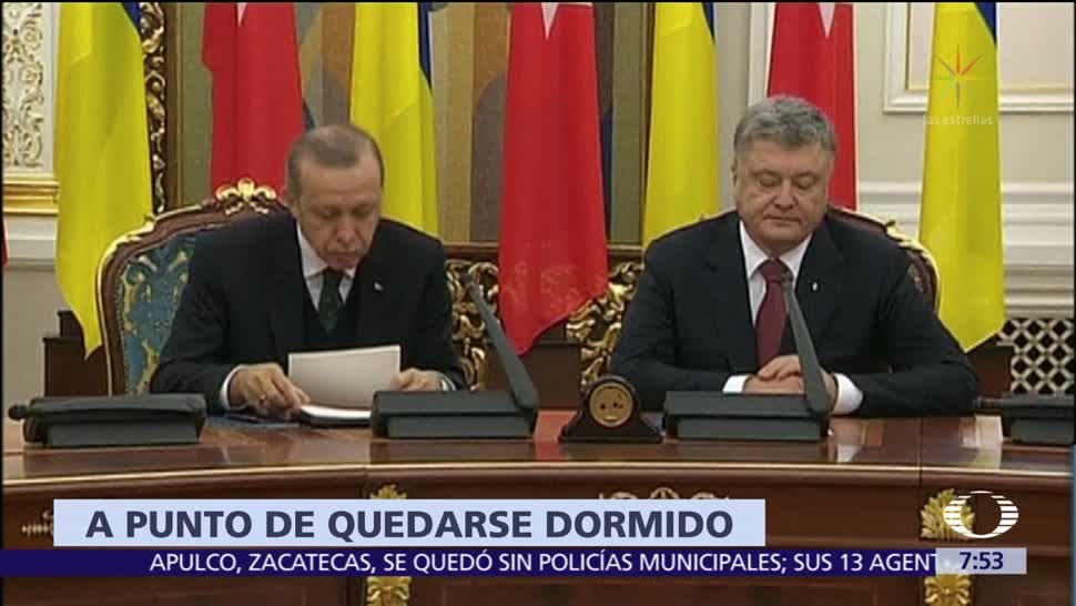 Recep Tayip Erdogan casi se duerme durante una conferencia de prensa