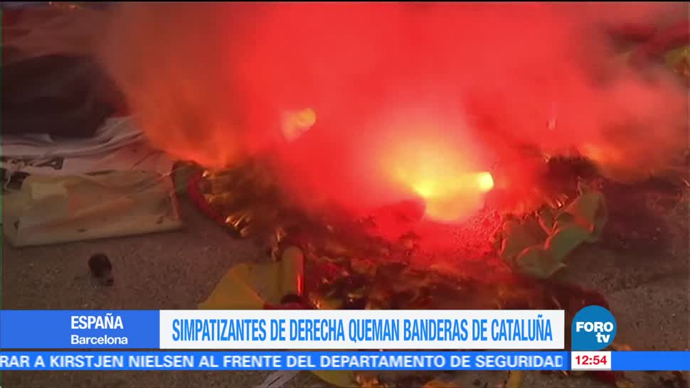 Simpatizantes de derecha en España queman banderas de Cataluña