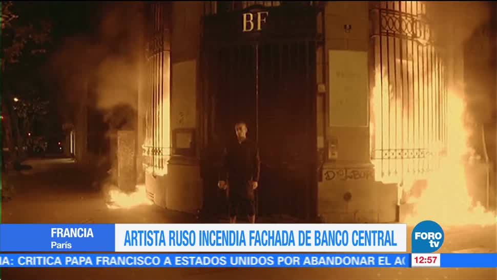 Artista ruso incendia banco en París