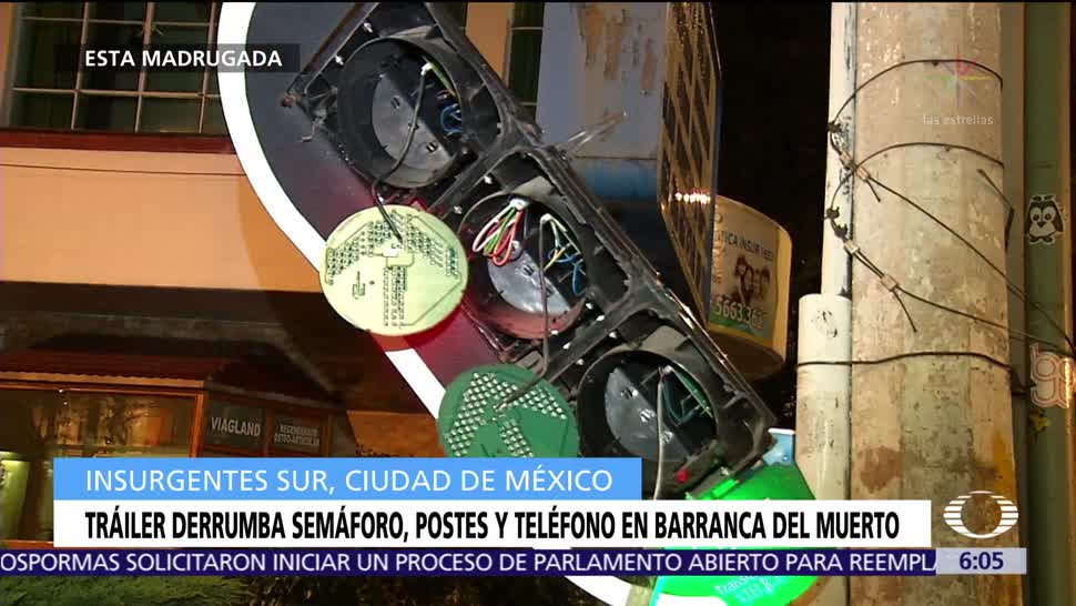 Tráiler derriba semáforo, postes y teléfono público en Barranca del Muerto, CDMX