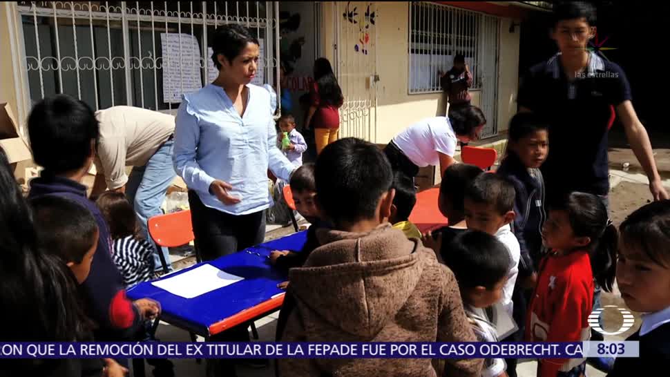 Niños indígenas de Tlaxcala reciben mochilas con regalos