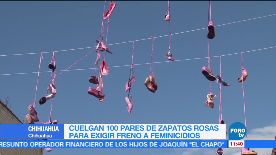 Cuelgan cien pares de zapatos rosas en Chihuahua