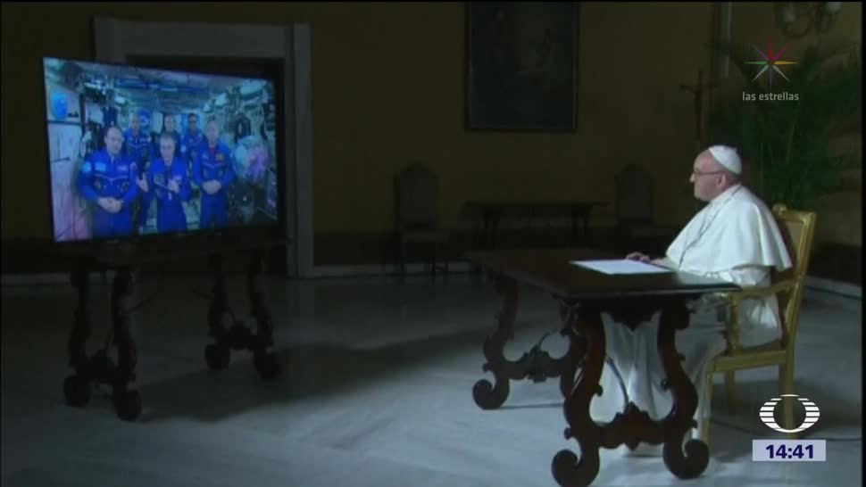 El papa Francisco conversa con astronautas