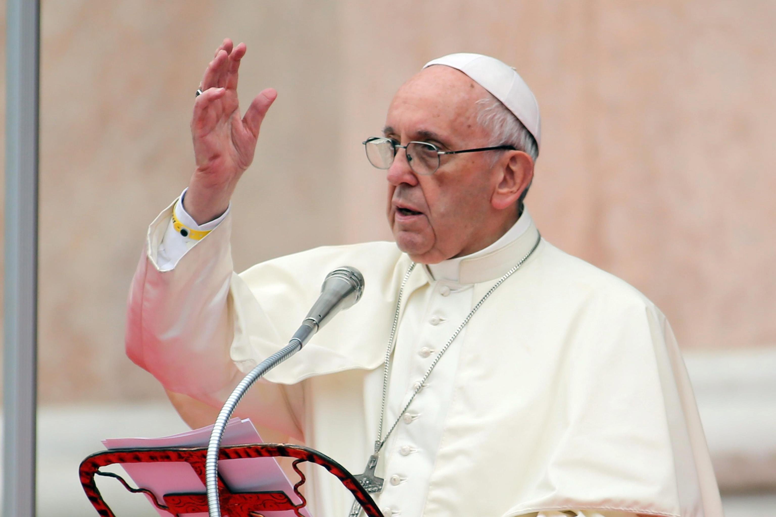 Papa Francisco pide que se abran corredores humanitarios para refugiados