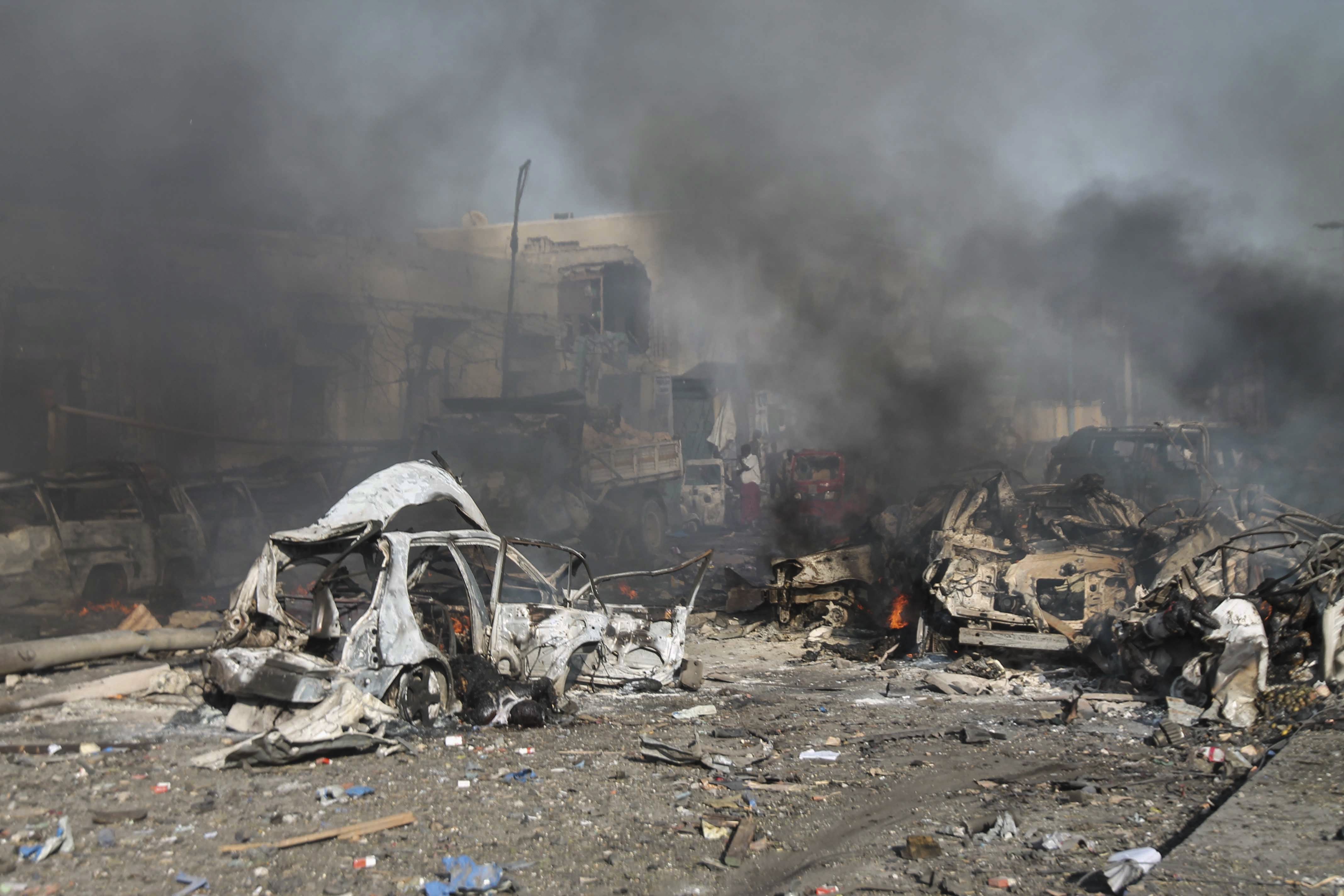 Explota coche bomba en Somalia; hay al menos 10 muertos y 8 heridos