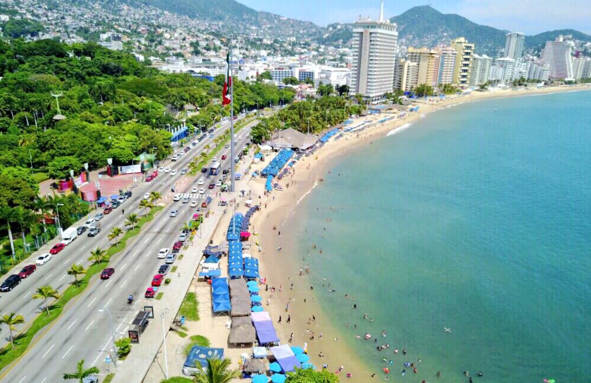turistas capitalinos disfrutan playas acapulco
