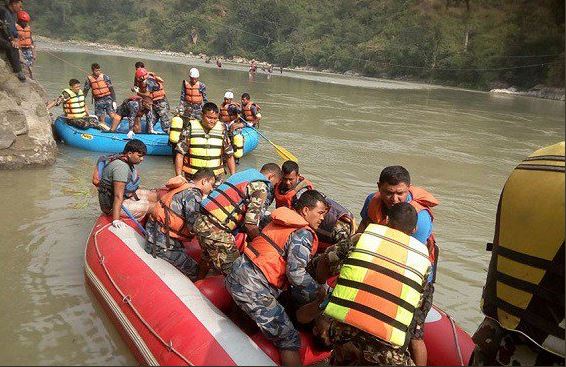 Cae autobús a un río en Nepal hay 31 muertos y 16 heridos