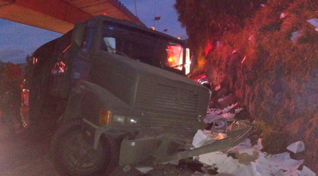 Camión militar se impacta contra talud en la México-Querétaro