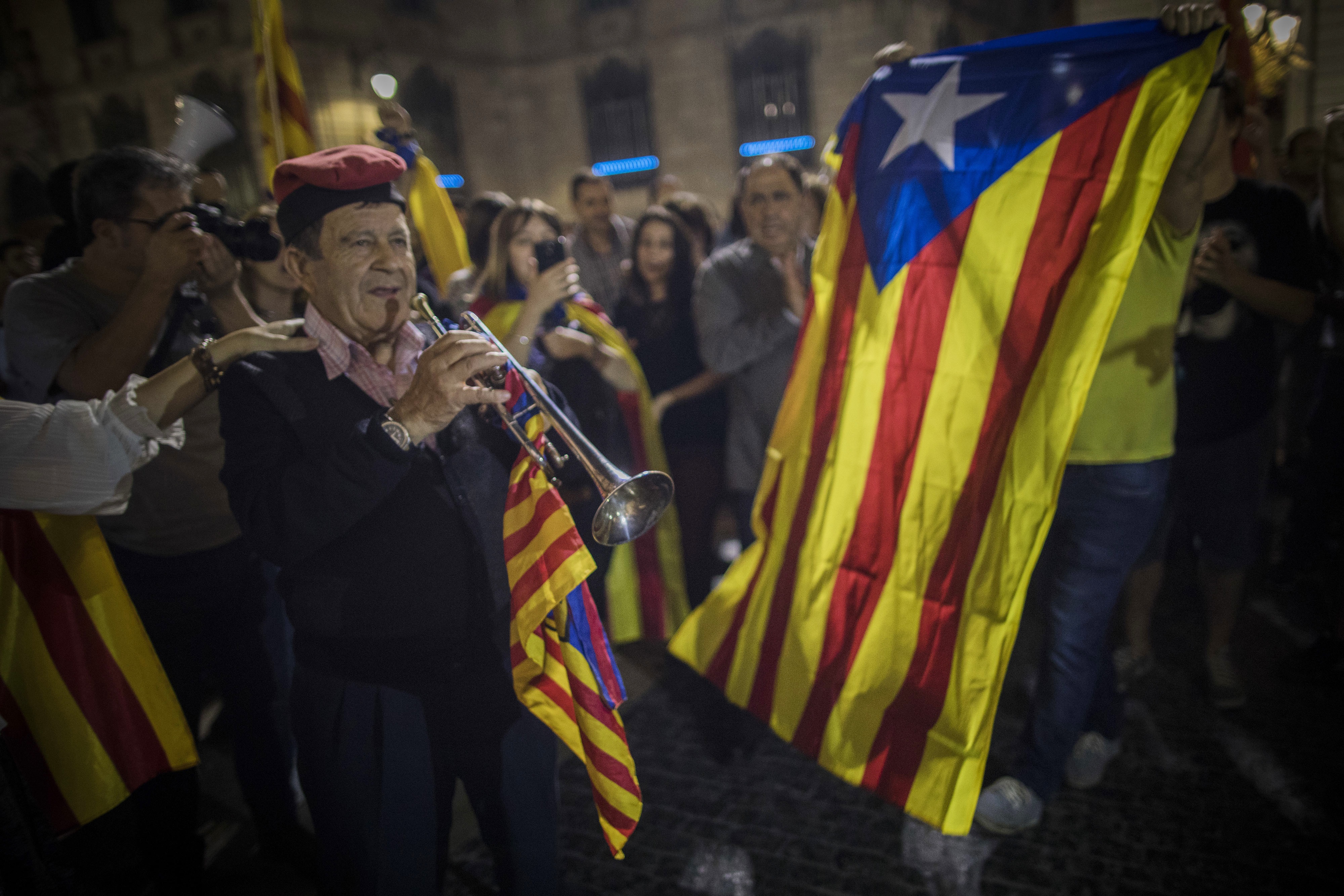 Acciones de España caen por crisis de Cataluña
