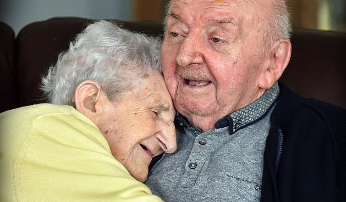 Mujer de 98 años ingresó a una residencia solo para cuidar a su hijo de 80 años